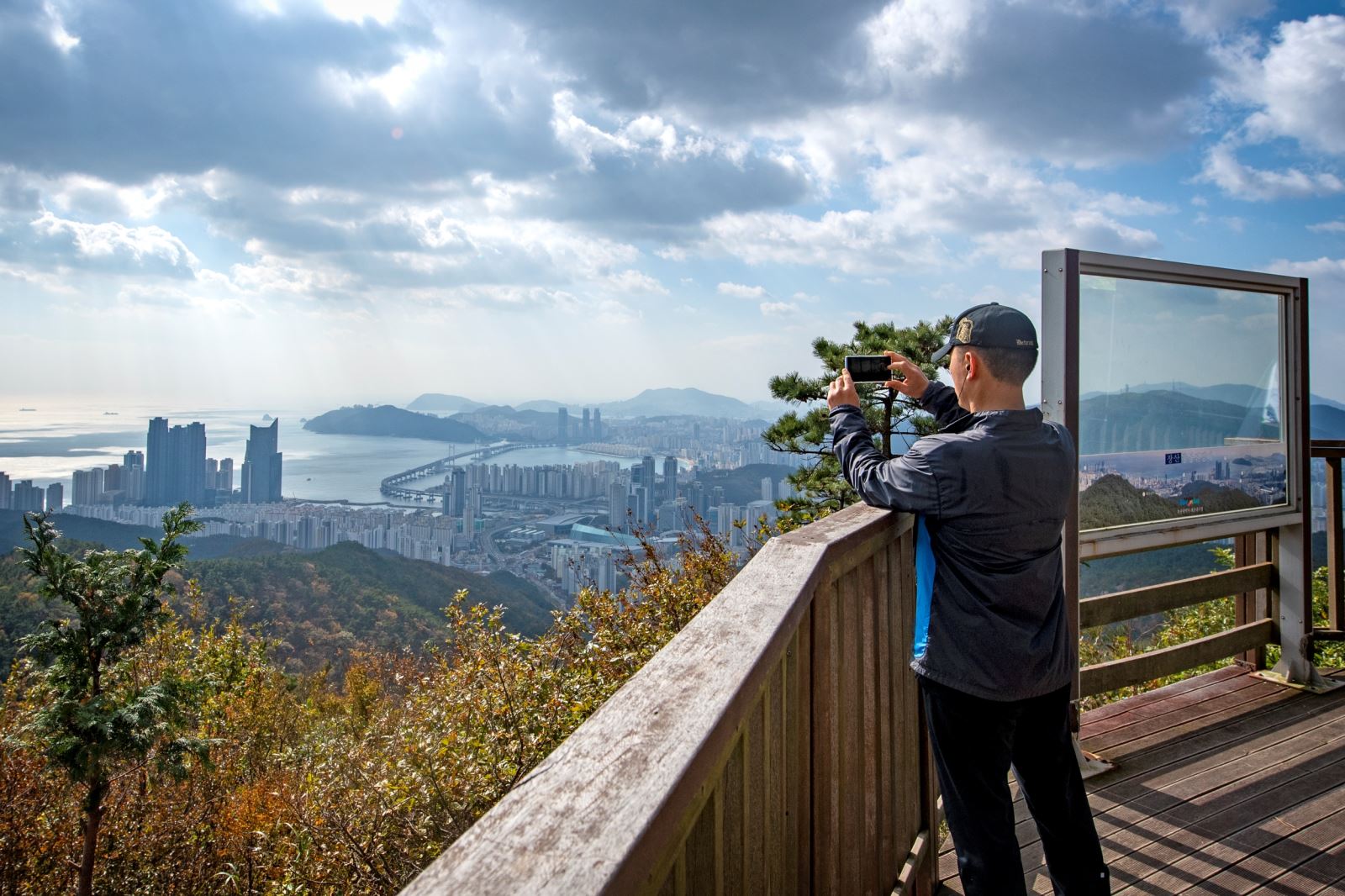 Thưởng thức toàn cảnh thành phố Busan tại đỉnh núi Jangsan