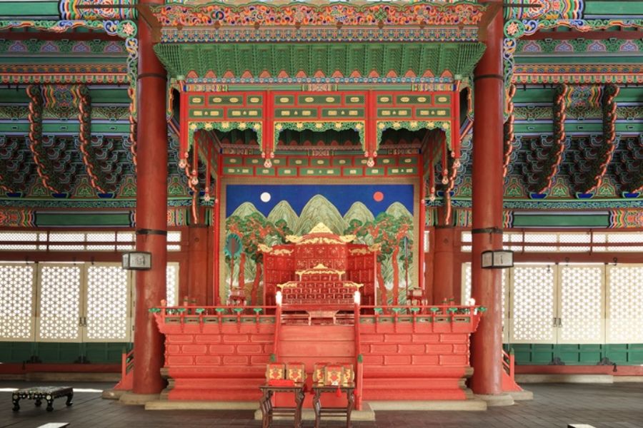 Điện Geunjeongjeon ở sảnh chính của cung điện