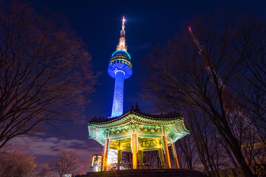 Tháp Namsan rực rỡ đa sắc màu vào ban đêm