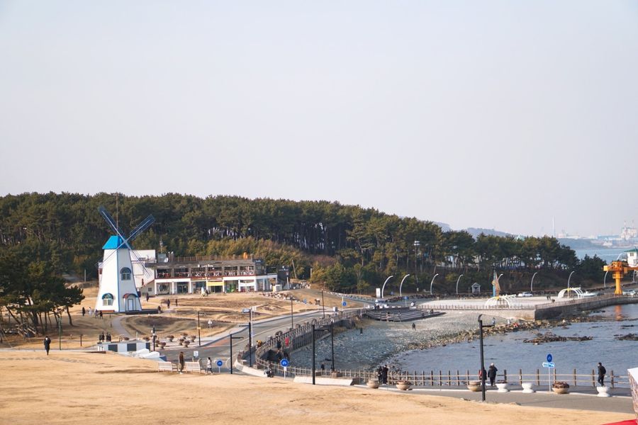 Ngắm nhìn bình minh tại bãi biển Ganjeolgot là trải nghiệm không thể nào quên